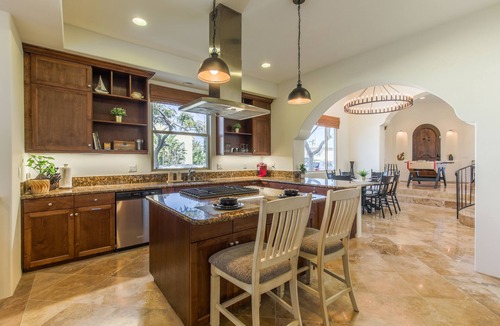 Townsite Villa | 5-Star Family Getaway ~ Splendid Ocean Views ~ Walk to Beach