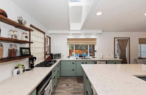 Whispering Forest House | 5B Cabin 10 min to Ski Resorts w/Game Room & Spa!