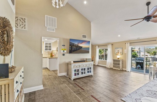 San Clemente Villa | 6 Bedroom-Sleeps 18! Walk to Beach, wedding venues Casino and Ole Hanson! AC!