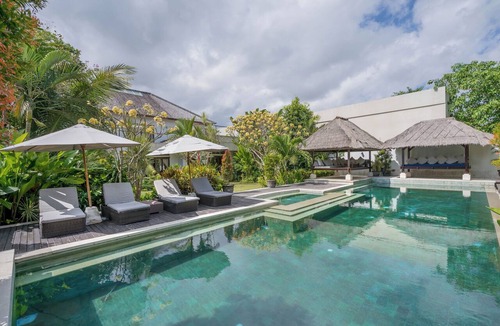 Berawa Villa | 7 Bdr-Last Minute Deal 50%+ OFF! Near Beachclubs