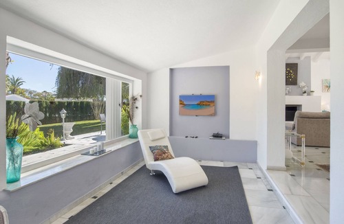 Nueva Andalucia Villa | 7 bedrooms villa with private pool in walking distance by Hedovillas Marbella