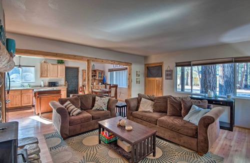 Tahoe Paradise Cabin | 7 Mi to Heavenly Ski Resort: Cozy Tahoe Cabin