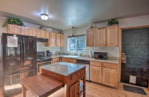 Tahoe Paradise Cabin | 7 Mi to Heavenly Ski Resort: Cozy Tahoe Cabin