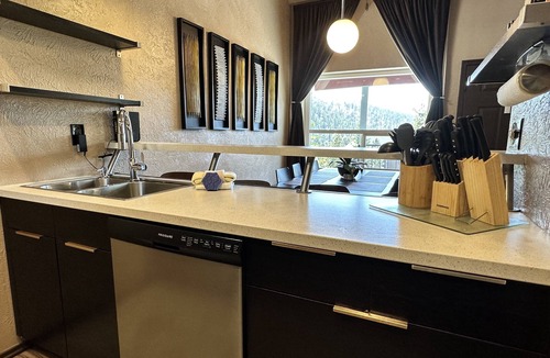 Tahoe Village Condo | 7 Mins to Lake Tahoe Beaches, 3 Mins to Heavenly Ski Slopes! Breathtaking Views!