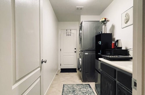 Santee House | A cozy room with private bathroom and mini kitchen