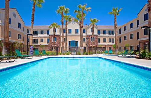 Palmdale Apartment | Accessible King Suite w/Bathtub in Palmdale