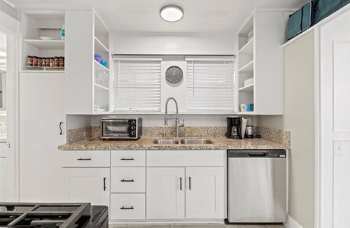 Park West Apartment | Adorable 1 Br. 1 Bath Apartment with AC in Sunny San Diego.
