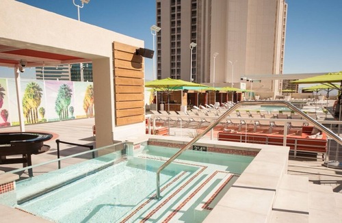 Downtown Las Vegas House | Aesthetic Views! 4 Relaxing Units, Outdoor Pool, Free Parking, Near Mob Museum