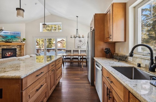 Tahoe Vista House | Agate Bay Gem by Tahoe Getaways - Luxury 3BR - Easy walk to Beach!
