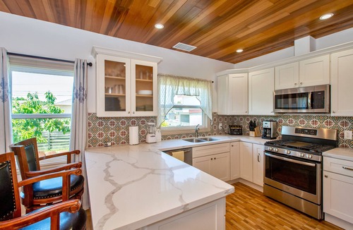 West Alameda House | Alameda Luxury 2BR 2BA house, AC, near Alameda ferry to San Francisco, parking.