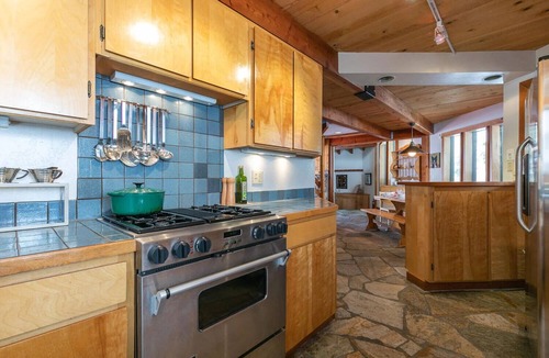 Alpine Meadows Cabin | Alpine Bliss- Stylish, Dog Friendly, Plus Seasonal Ski Shuttle