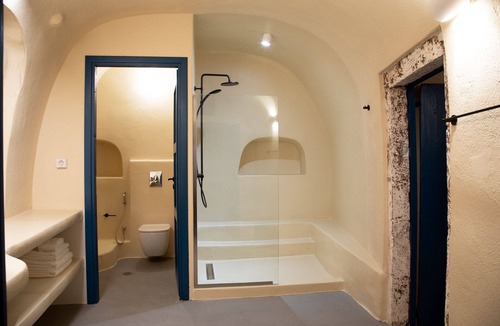 Finikia Villa | Amphora Cave House in Oia Foinikia