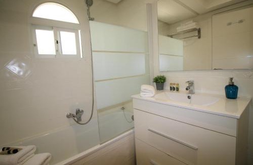 Urbanizacion Puerto de Estepona Apartment | Apartamento con las mejores vistas al mar y jardines privados, perfecto para 4 personas