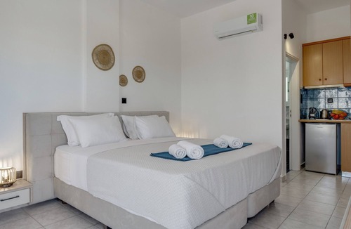 Agios Georgios House | Apartment '08 Double room Perivolos beach' with Mountain View and Air Conditioning