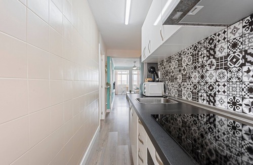 Jardin de la Abadia Apartment | Apartment 'Málaga Beach, Costa del Sol' with Mountain Views, Wi-Fi & Air Conditioning