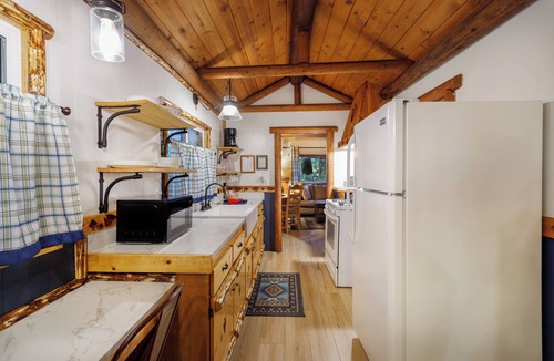 Twin Peaks Hotel | Arrowhead Pine Rose Cabins