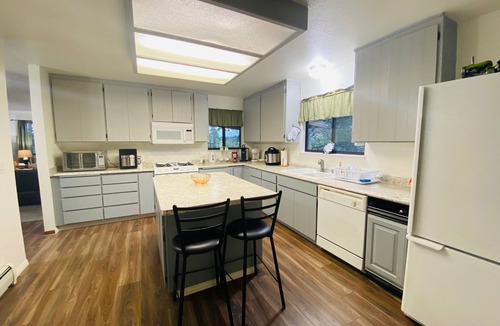 North Auburn House | Auburn's Family Hideaway - 3 bedrooms with king bed, BBQ, Internet, jet tub