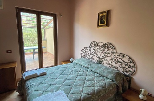 Ogliara Bed & Breakfast | B&B La Rosa: cozy attic room with terraces and spacious living room