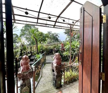 Batunya Apartment | Backpackers Cabin with Mountain View