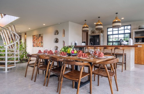 Umalas Villa | Bamboo Villa Five Bedrooms Tropical Garden