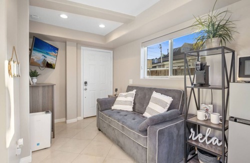 Mission Beach House | Bayfront Bungalow Getaway! Steps from the beach + Free Parking