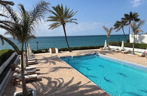 Golden Mile Villa | BEACHFRONT , Central, quiet, parking, pool
