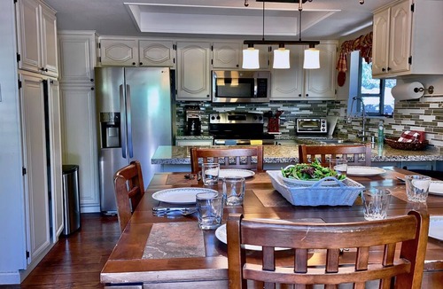 Pine Cove Cabin | Bear's Den Spacious, New Hot Tub NEW LISTING
