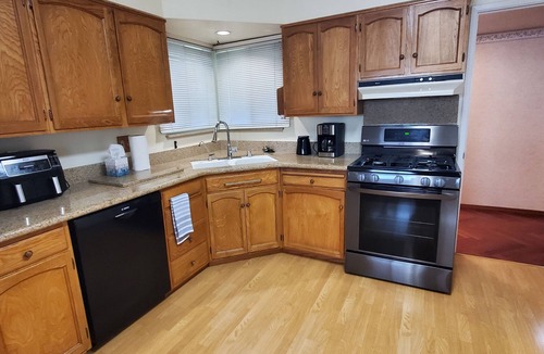 Davis House | Beautiful 4-bedroom furnished home in lovely South Davis with AC, Washer, Dryer