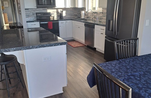Coulterville House | Beautiful Fully Remodeled 2-bedroom Home with WiFi, AC and a Serene Lake View!