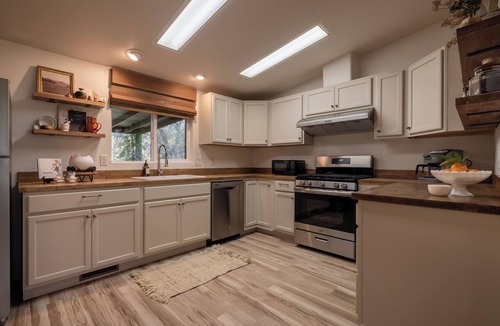 Kaweah House | Beautiful Home Near Dining, 8 Miles to Sequoia National Park