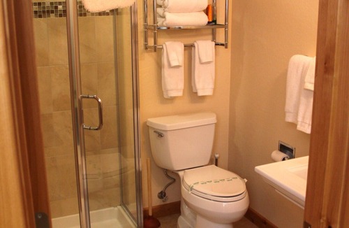 Lake Forest House | Beautiful Lake Forest Condo, 2Bd/2Ba, Pool, Hot Tub, Close To Lake And Town.