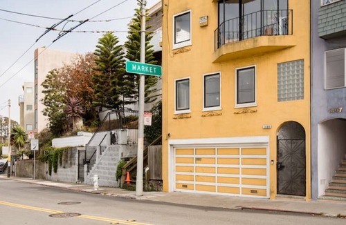 Eureka Valley House | Beautiful Private Studio Apartment With Stunning 360 View of Downtown