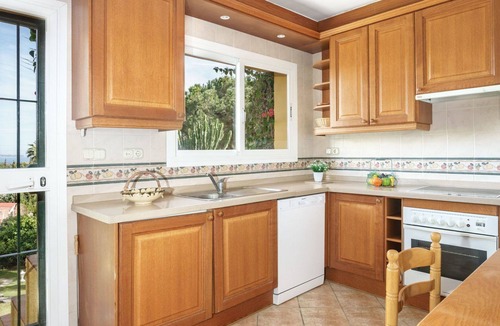 Nueva Andalucia Villa | Beautiful private villa for 8 people with WIFI, private pool, A/C, TV, patio and parking