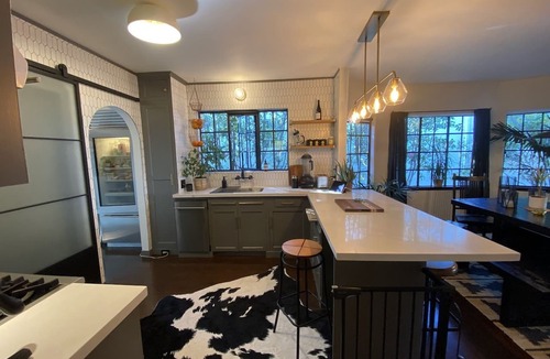 Oakmore House | BEAUTIFUL spanish style house - lower hills - SAFE NEIGHBORHOOD!
