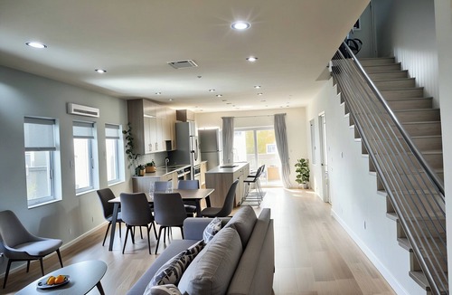 La Brea House | 𝐵𝑒𝒶𝓊𝓉𝒾𝒻𝓊𝓁 Townhouse Haven from Hollywood—with PRIVATE BALCONY VIEW