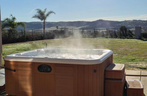 Fallbrook Villa | Beautiful Villa with Amazing 360 Mountain Views, Golfcourses close to Monserate Winery and I-15