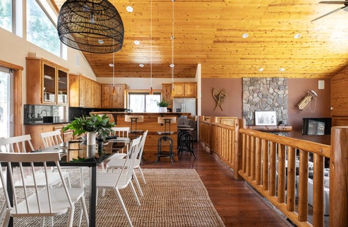Eagle Mountain Estates Cabin | Bernard by AvantStay | Luxurious Cabin in Big Bear w/Hot Tub & Pool Table