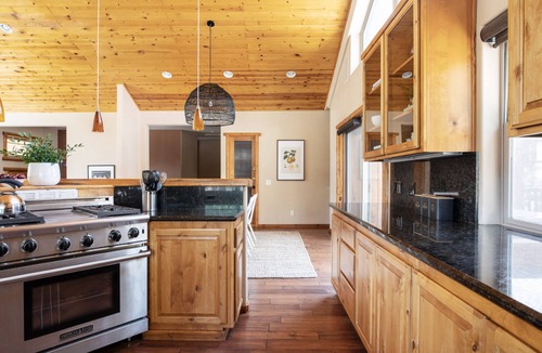 Eagle Mountain Estates Cabin | Bernard by AvantStay | Luxurious Cabin in Big Bear w/Hot Tub & Pool Table