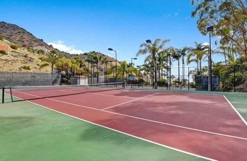 Avalon Villa | Best Hamilton Cove Views, remodeled Villa w. Golf Cart