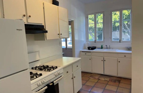 Pico - Robertson Apartment | Best location, Corner, Chic 2-bedroom with WiFi, AC in beautiful Los Angeles