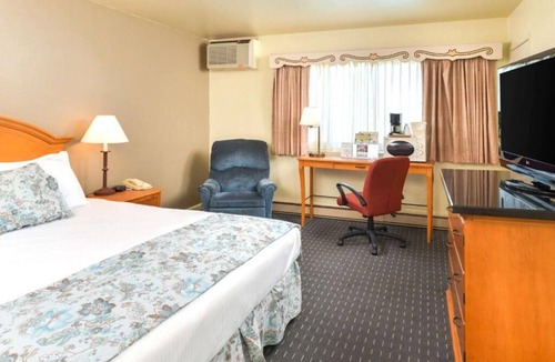 Solvang Hotel | Best Value Stay! Comes with Continental Breakfast and Parking, Outdoor Pool