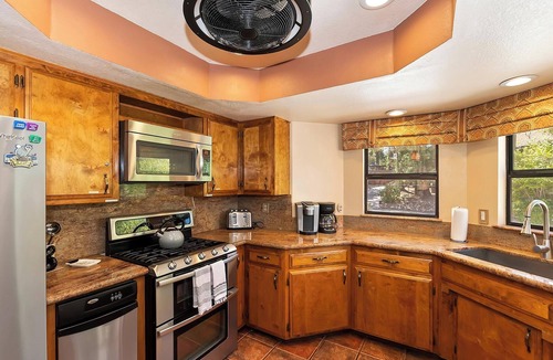 Fox Farm Cabin | Big Bear Bungalow by Destination Big Bear : Hot Tub! Fenced Yard! Internet! Gas BBQ! Luxury! Family Friendly! Wood Burning Fireplace!