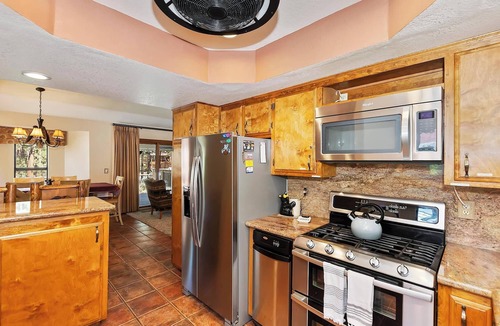 Fox Farm Cabin | Big Bear Bungalow by Destination Big Bear : Hot Tub! Fenced Yard! Internet! Gas BBQ! Luxury! Family Friendly! Wood Burning Fireplace!