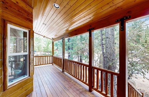 Eagle Mountain Estates Cabin | Big Bear White Skies #674