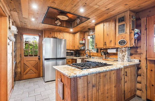 Fawnskin House | Big Tree Lodge | Cozy Cabin w/Firepit, Piano Bar & Deck