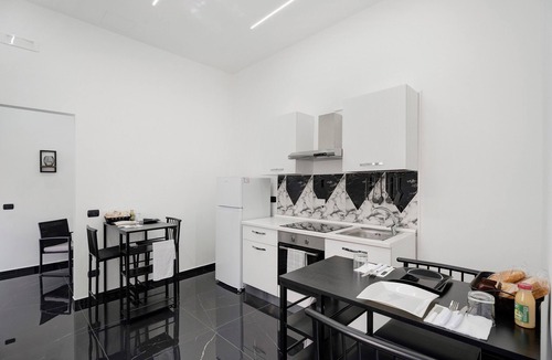 Mercato San Severino Apartment | Black and White Room with Jacuzzi