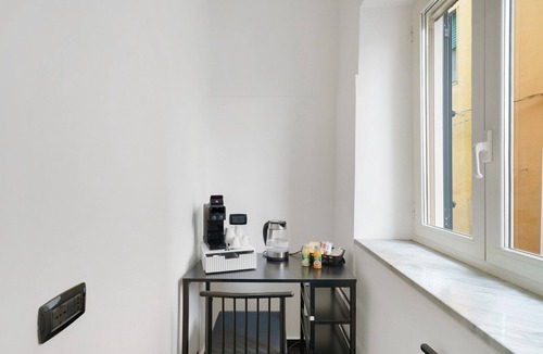 Mercato San Severino Apartment | Black White Room – Queen Standard