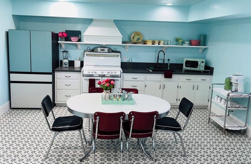 Riverside House | Blast From the Past: 3-bedroom, 2 bath w/AC, King Beds, W/D, 4 TVs & Internet