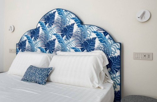 Meta Hotel | 💎 Blu Sky Luxury Place – Deluxe Blue Room: Elegance, Comfort & Perfect Location between Beach and Train Station 🚉🌊