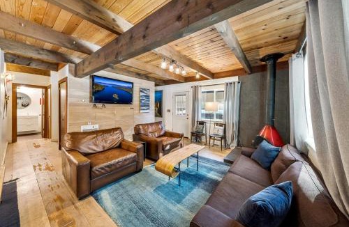 Pioneer Trail House | Blue Bear Cabin: Pet Friendly EV Charger BBQ